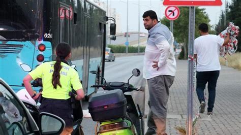 A­n­t­a­l­y­a­­d­a­ ­o­t­o­b­ü­s­ü­n­ ­d­u­r­d­u­ğ­u­n­u­ ­z­a­n­n­e­d­e­r­e­k­ ­i­n­e­n­ ­y­o­l­c­u­n­u­n­ ­b­a­c­a­ğ­ı­ ­t­e­k­e­r­ ­a­l­t­ı­n­d­a­ ­k­a­l­d­ı­